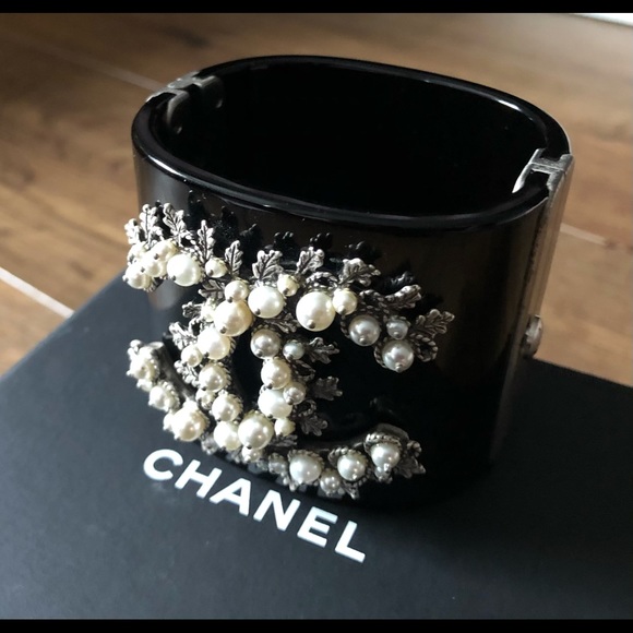 CHANEL-AUTHENTIC (Preowned) Black Faux Pearl & Silver Leaf Hinge Bracelet - Picture 1 of 15